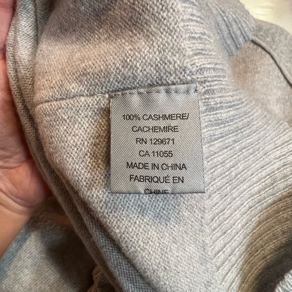 INTERMIX | 100% cashmere v-neck grey sweater long sleeve - Picture 2 of 4